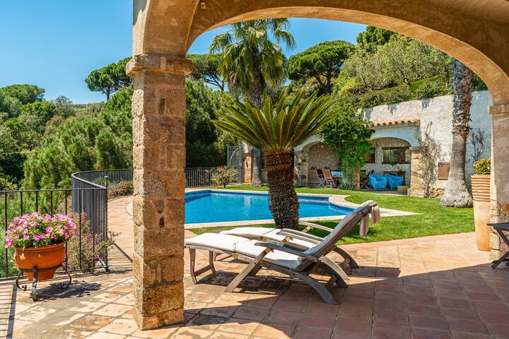 Stunning villa with sea view and pool (12 p) gallery image 3