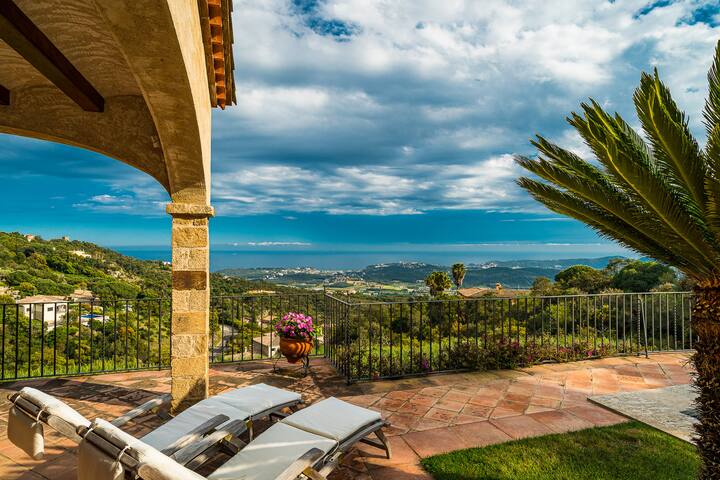 Stunning villa with sea view and pool (12 p) gallery image 4