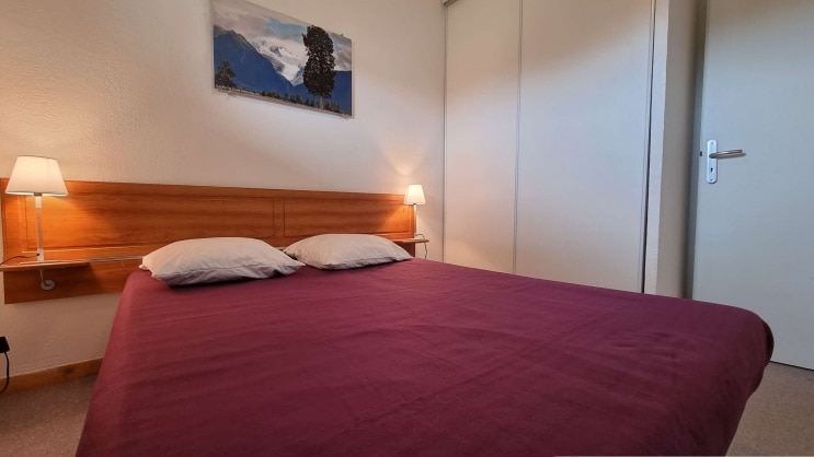 Slaapkamer 1: 140 x 190 bed, wandkastje