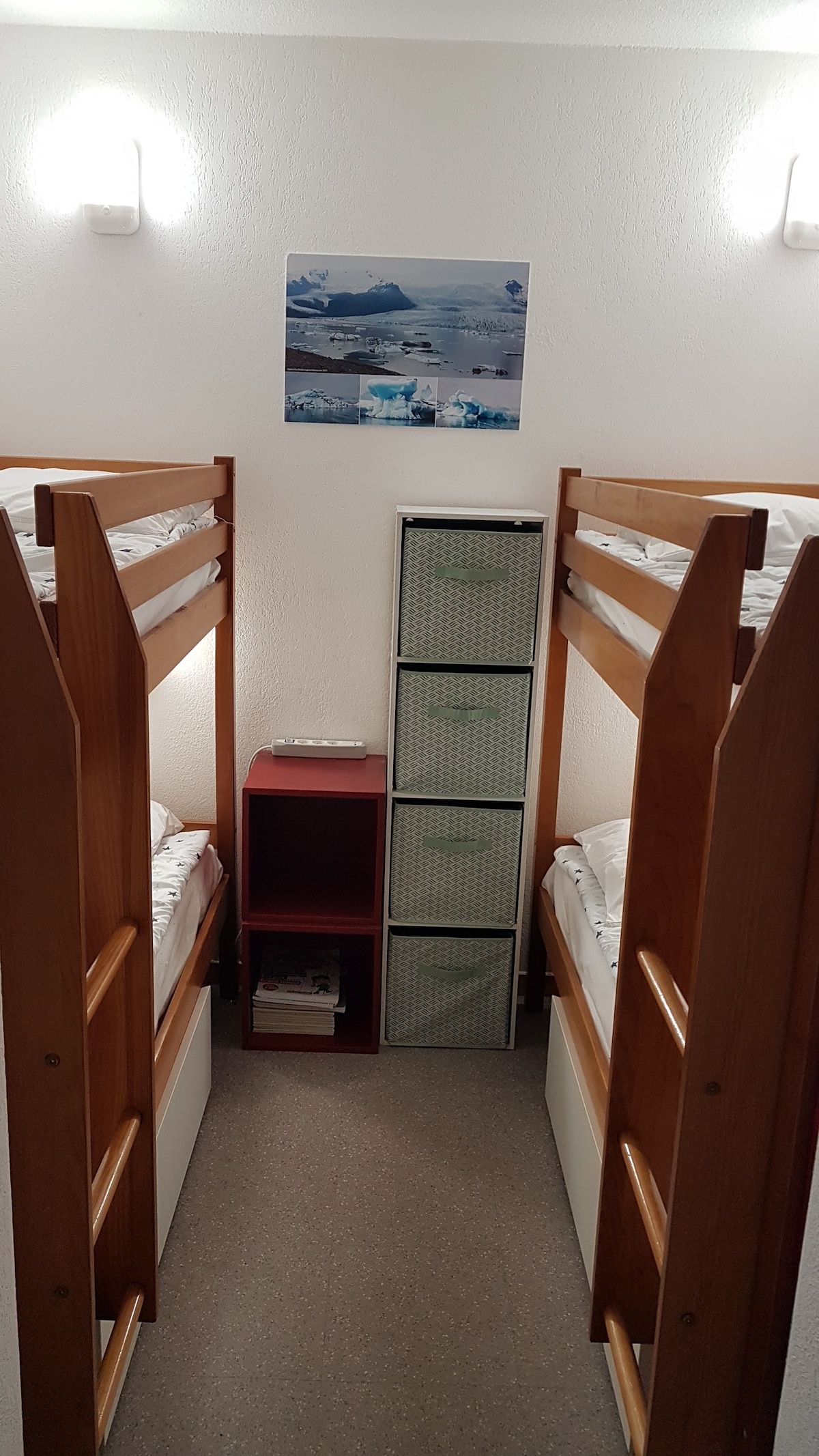 Montagehoek, ruimte 3 gescheiden van de gang door een gordijn, dicht bij de woonkamer, voorzien van 2x2 stapelbedden 70x190 geschikt voor kinderen en tieners. 