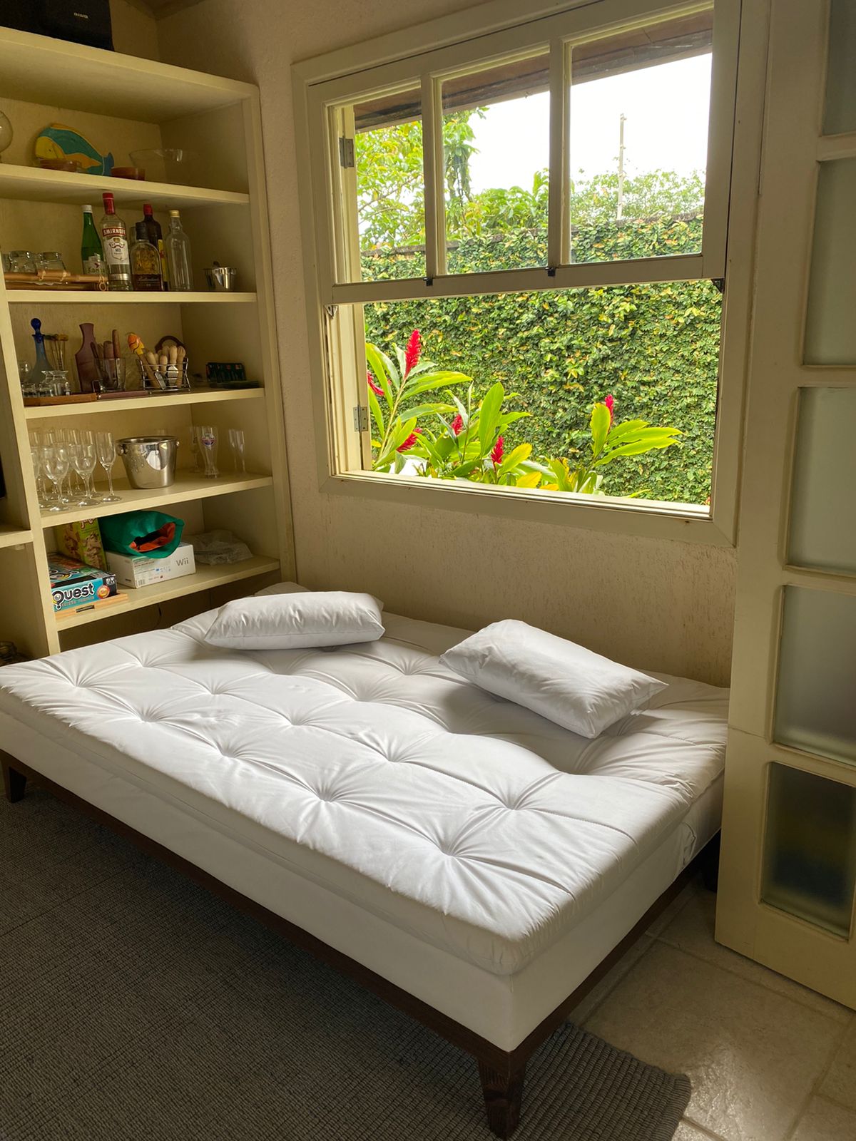 Кауч на спуштање со дневна бања со туш.