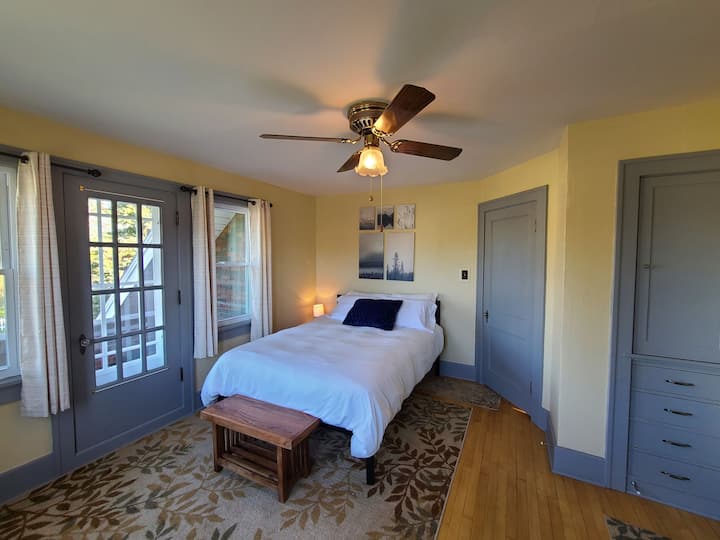 Second Floor - Bedroom 2 with Queen Size Bed