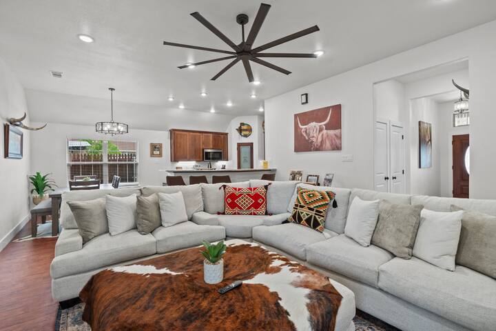7 min to Stockyards: Spacious, Cozy & Stylish Home gallery image 2