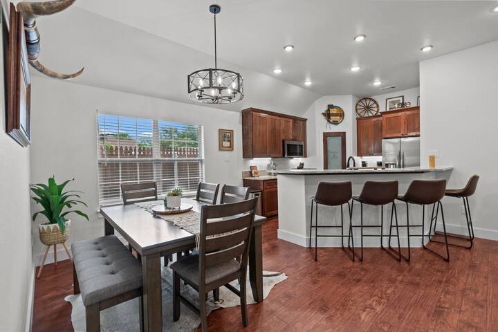 7 min to Stockyards: Spacious, Cozy & Stylish Home gallery image 3