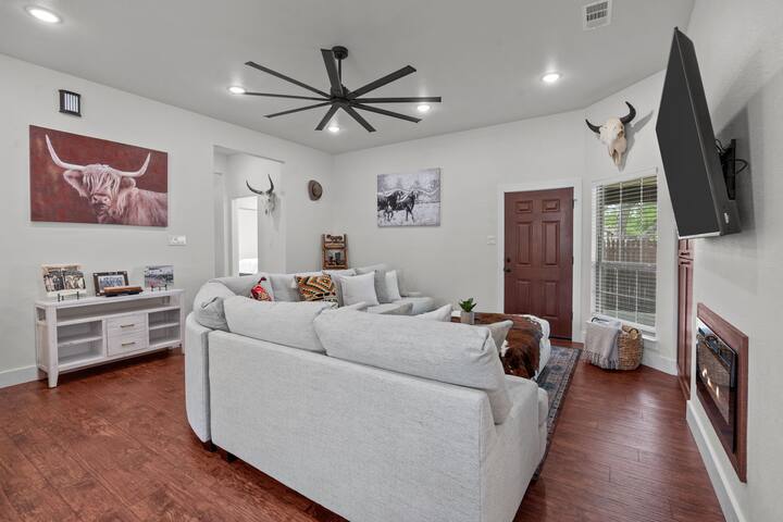 7 min to Stockyards: Spacious, Cozy & Stylish Home gallery image 5