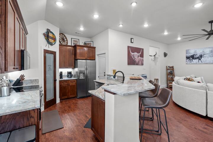 7 min to Stockyards: Spacious, Cozy & Stylish Home gallery image 4