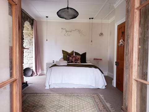 Historic Clyde cottage, restored & welcoming