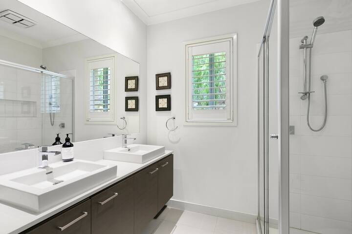 Modern Large Family Beach Home with Pool. gallery image 5