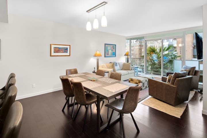 Waterfalls Hotel: Downtown Victoria, The Falls!