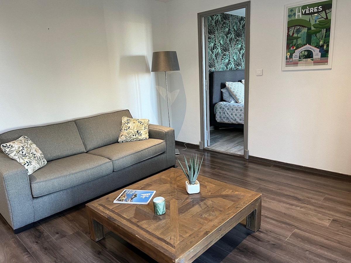 Woonkamer met comfortabele bank
