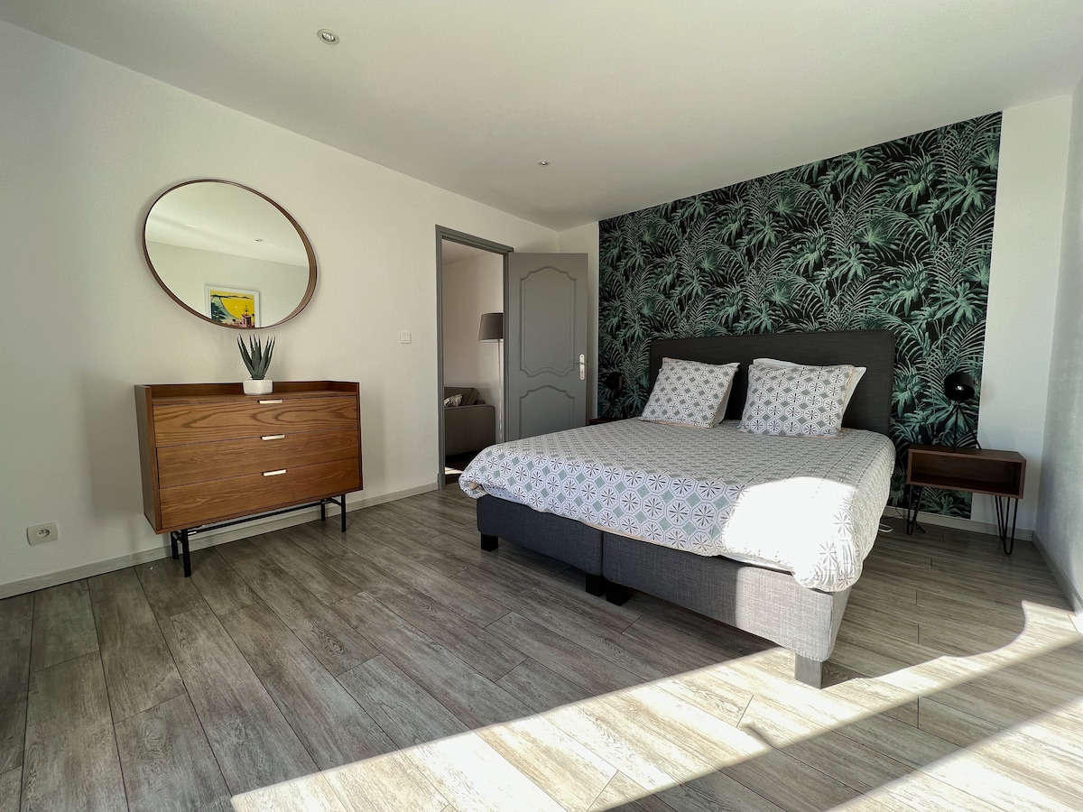 Slaapkamer met comfortabel tweepersoonsbed