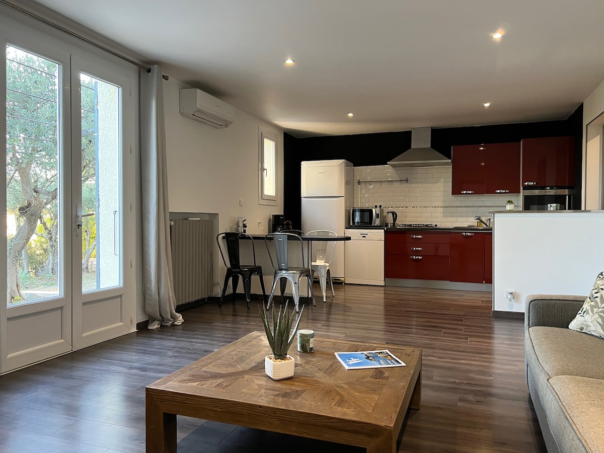Lichte woonkamer met open keuken
