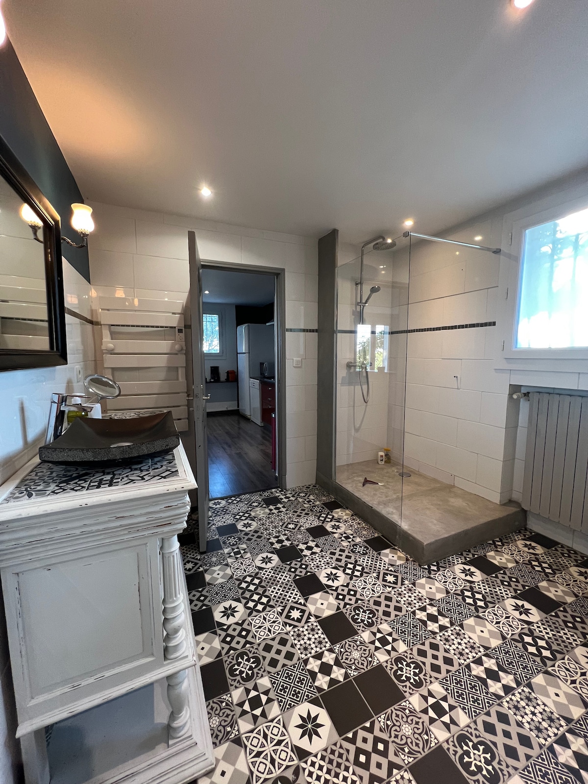Moderne en lichte badkamer