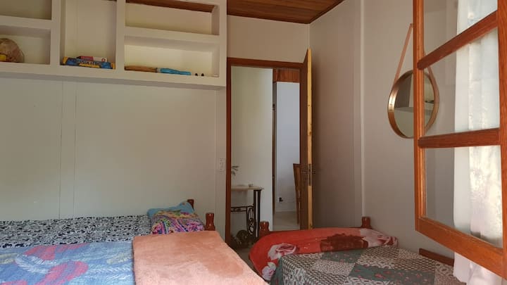 ห้องนอน 3: เตียงคู่ 1 หลังเตียงเดี่ยว 2 หลัง