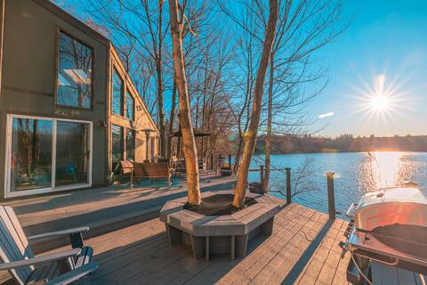 Waterfront Lake Home-Hot tub, game room, fireplace