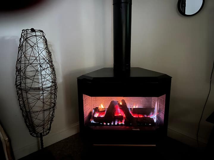 Lovely One Bedroom With Indoor Fireplace Near Dt. - Ukiah, CA