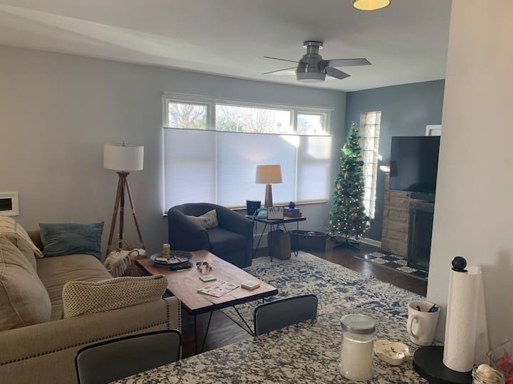 Поглед кон дневна соба од кујнскиот остров 