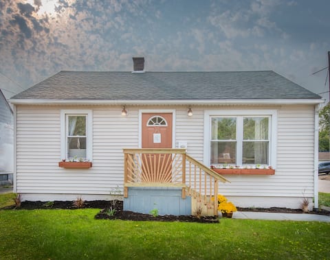 Beautiful 2-bedroom cottage across from Kingwood