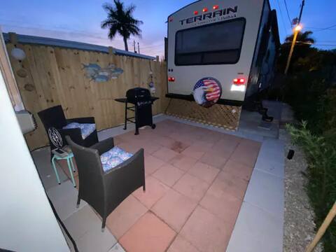 Beautiful camper/rv with Parking space