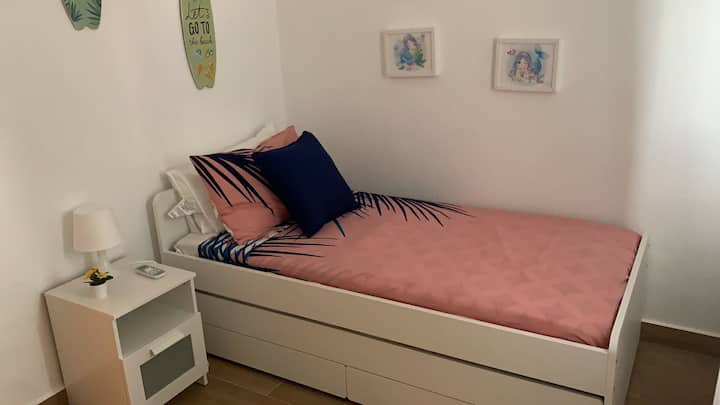 חדר משני יפהפה עם מיזוג אוויר ושתי מיטות זוגיות (השנייה נפתחת ונסגרת לפי הצורך)