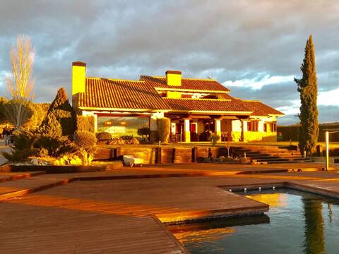 Luxury villa of 500 m. in the countryside with swimming pool