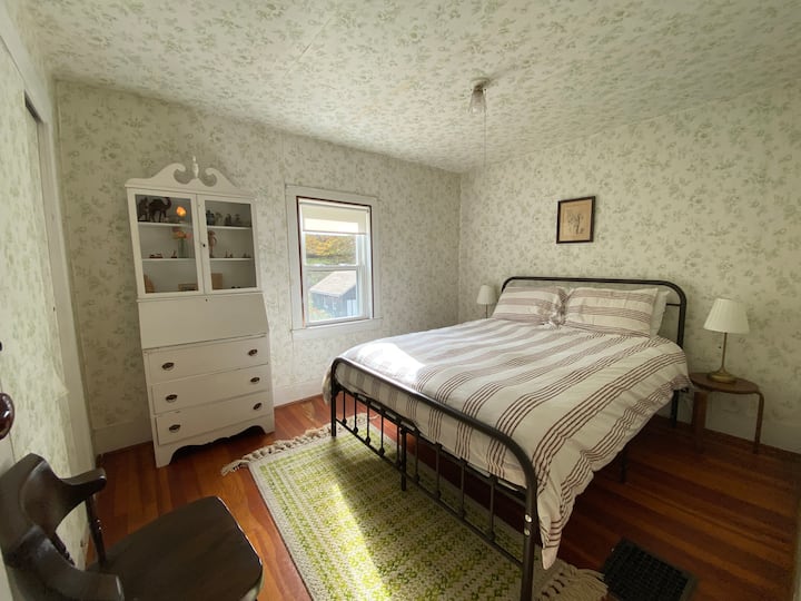 Dormitorio doble tamaño queen.