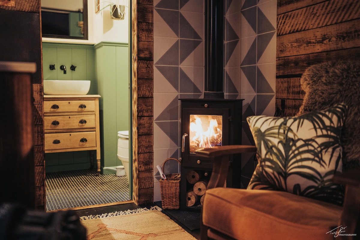 Top performing Airbnb: Luxury rural retreat in a cosy hut near the coast in Little Clacton