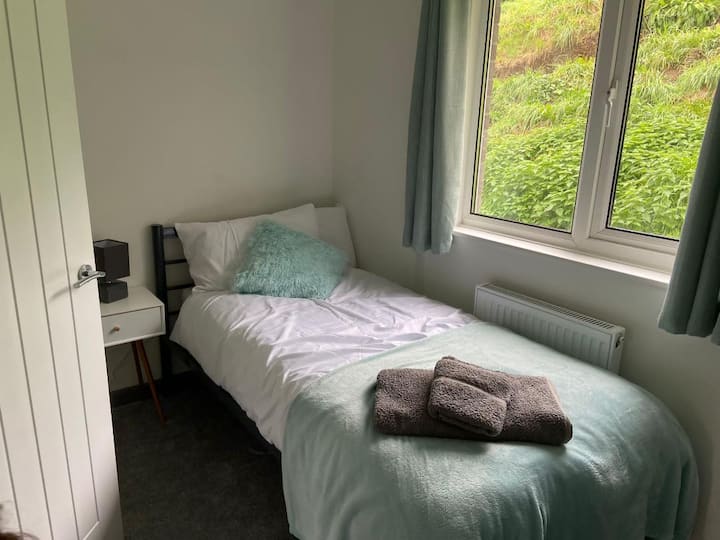 带衣柜的单人卧室