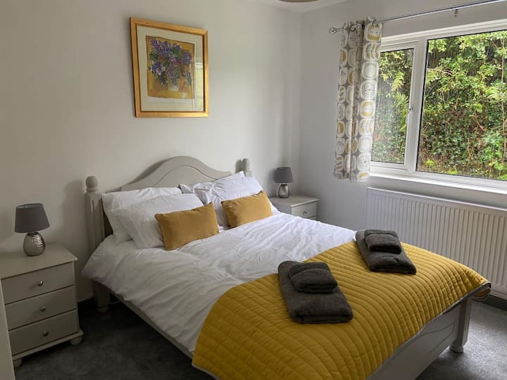 带衣柜的双人卧室