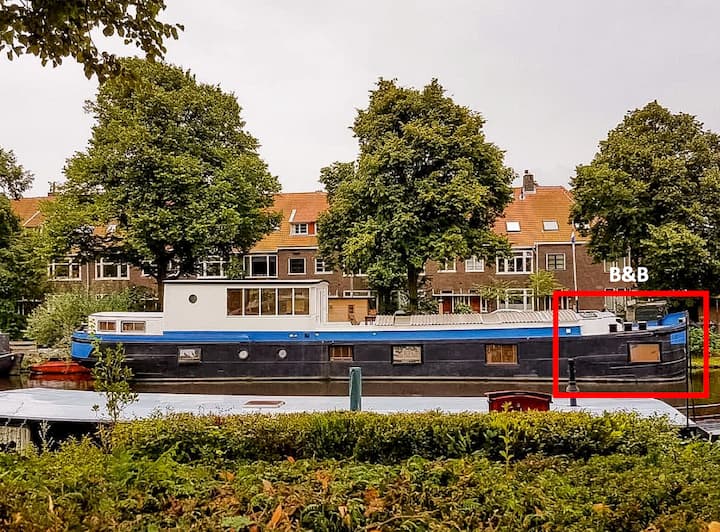 Cool luxury houseboat quietly located downtown