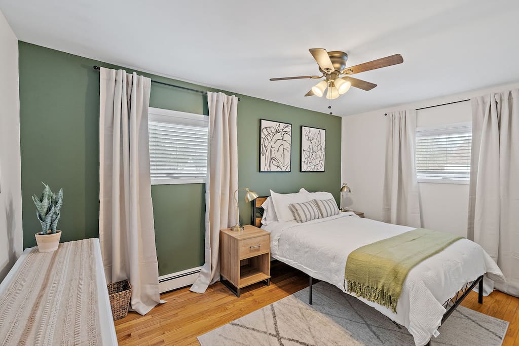 Airbnb 3 bedroom quiet neighborhood w/ off street parking