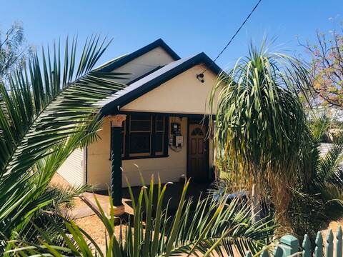 The Balmain Cottage only 200m from town.