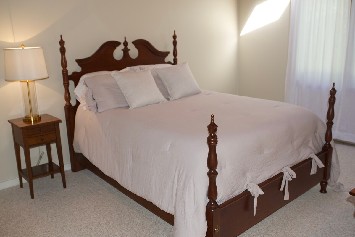 זה חדר השינה הראשי עם מיטה עם כרית קווין סייז. שני חדרי השינה למעלה חולקים חדר אמבטיה מחובר עם שתי דלתות. 