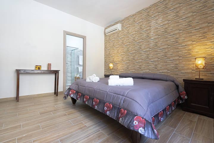 Chumba 1 cha watu wawili kilicho na bafu ya kibinafsi, baa ndogo, runinga 