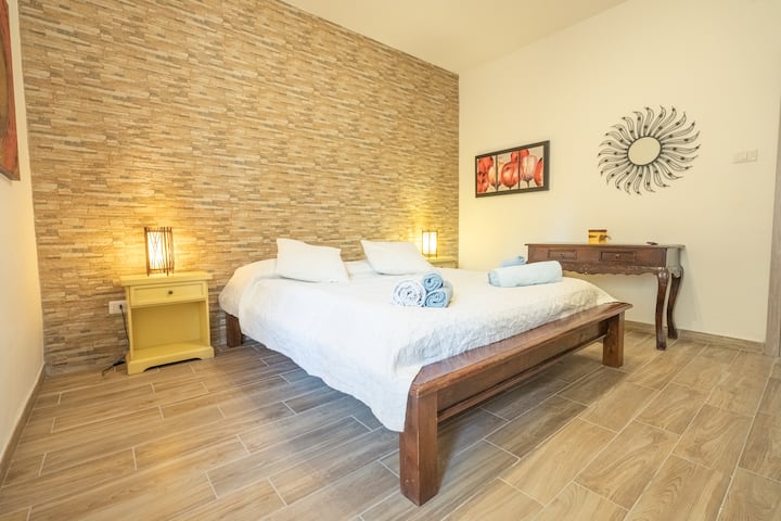 Kamera ya matrimonial 2, baa ndogo na TV