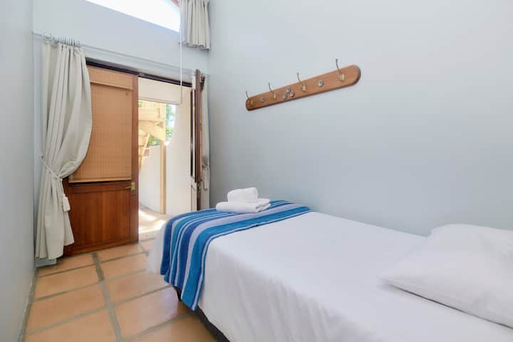 חדר שינה עם שתי מיטות יחיד