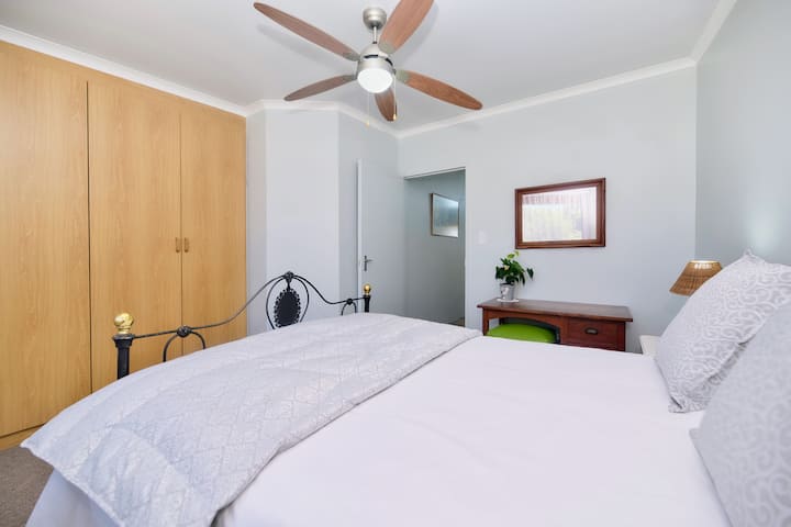 חדר שינה ראשי עם מיטה זוגית