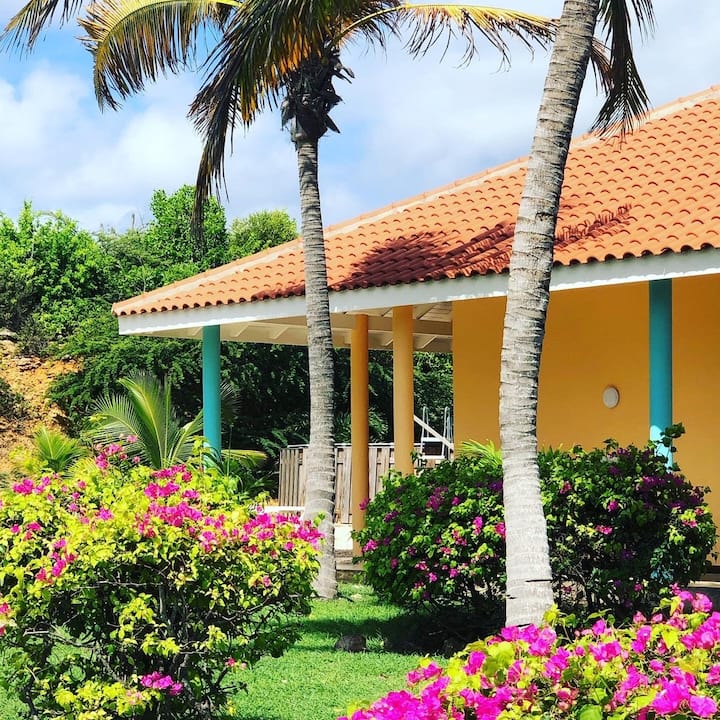 Spacious apartment with nice garden and shared pool Bungalows for