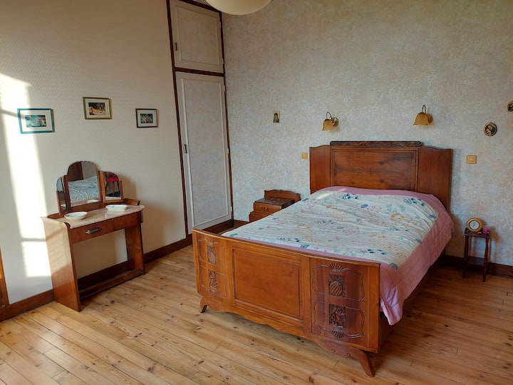 Una gran habitación principal.