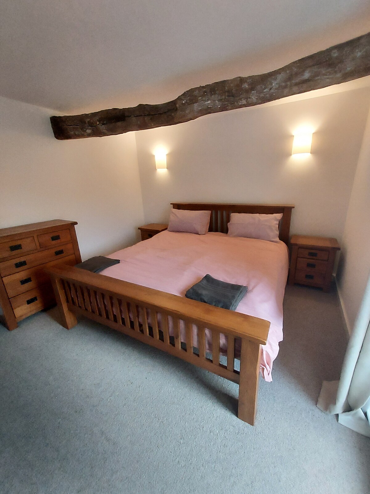 غرفة نوم رئيسية مع سرير حجم كينج كبير جدًا بالإضافة إلى تلفزيون ثانٍ وحمام داخلي.