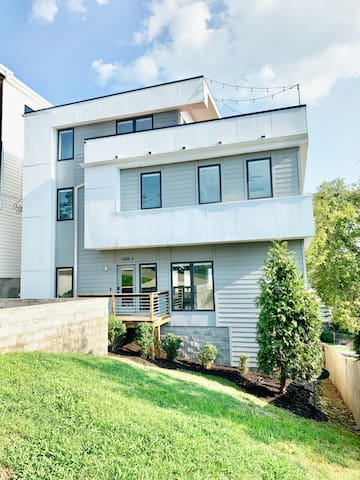House w/ rooftop patio & Gorgeous Nashville views!