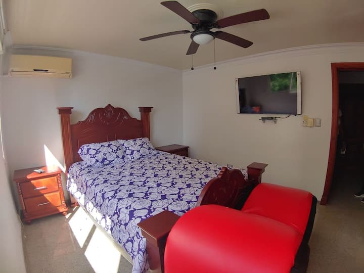 นี่เป็นห้องหลักมีเตียงควีนไซส์และโซฟาที่ค่อนข้างสะดวกสบายสำหรับการพักผ่อน   นอกจากนี้ยังมีสมาร์ททีวีขนาด 50 นิ้วพร้อมเคเบิลพื้นฐานและ Netflix ตู้เสื้อผ้ามีไม้สนสีซีดาร์ มันค่อนข้างเย็นและให้ความรู้สึก Aco กับมัน