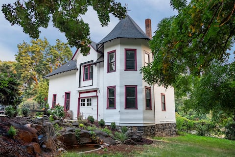 Lovely 2 Bedroom Carriage House Unit with Loft