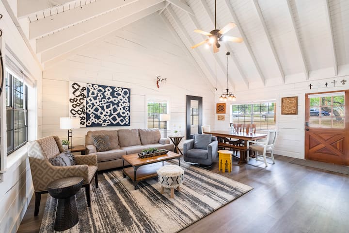 Your Lakefront Escape-the Yellow Door Cabin - Lake Buchanan, TX