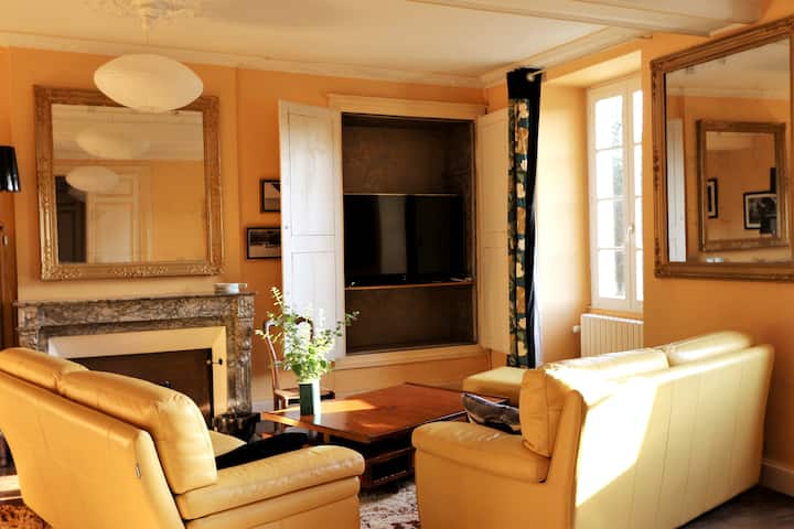 sala com TV Android de 55"