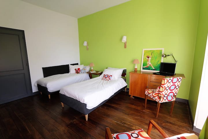 Quarto no andar de cima no jardim com banheiro privativo em versão DUPLA, uma cama de 90 cm e uma cama de 70 cm para crianças