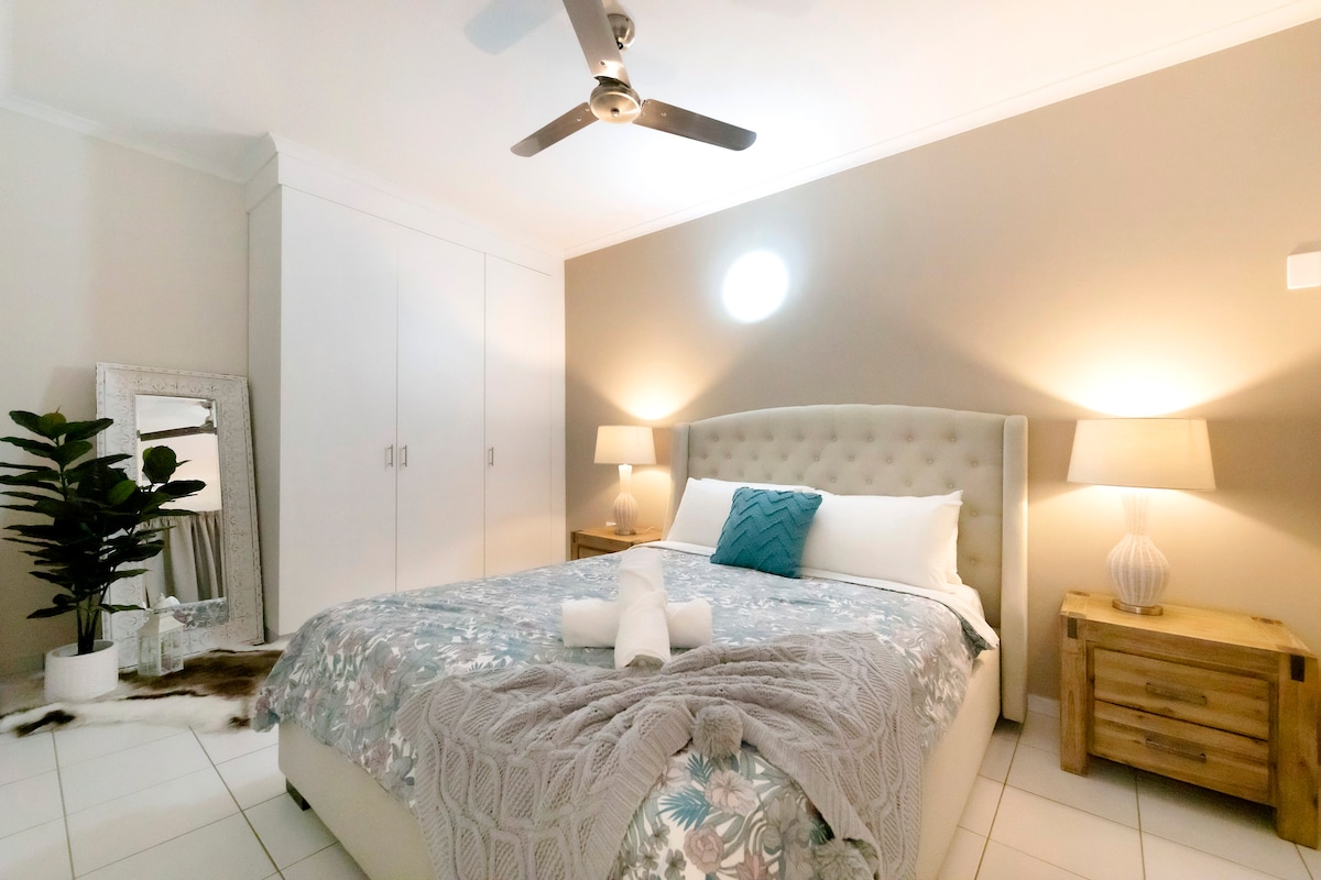 תוכלו ליהנות משינה טובה בחדר השינה הראשי הזה עם מיטת קווין סייז ותריסים האפלה. יש בו גם מלתחה מובנית ומראה באורך מלא. 
