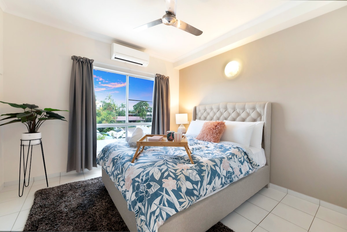  בחדר השינה השני יש מיטת קווין סייז מפנקת ונוף יפה. 