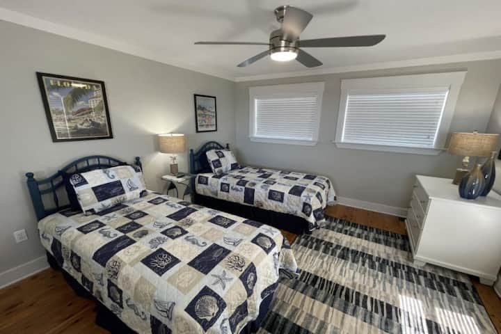 Dormitorio del tercer piso con vista al golfo y un espacio de oficina si es necesario. 
