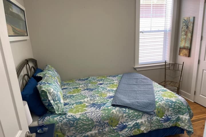 Segundo dormitorio de invitados con una cama tamaño queen 